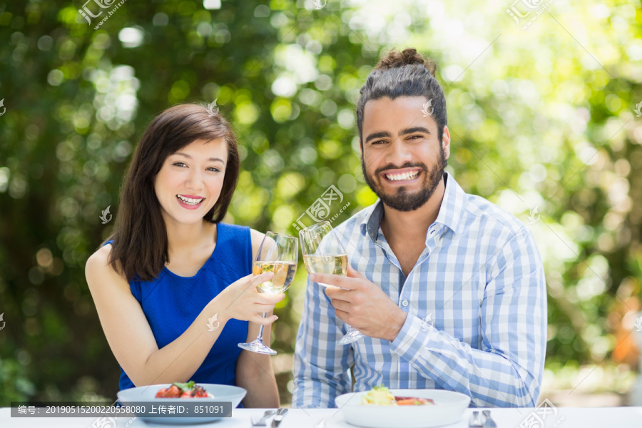 餐馆里举杯祝酒的幸福夫妻