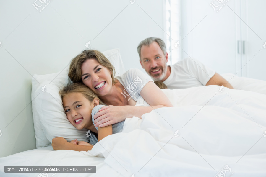卧室里的幸福一家人