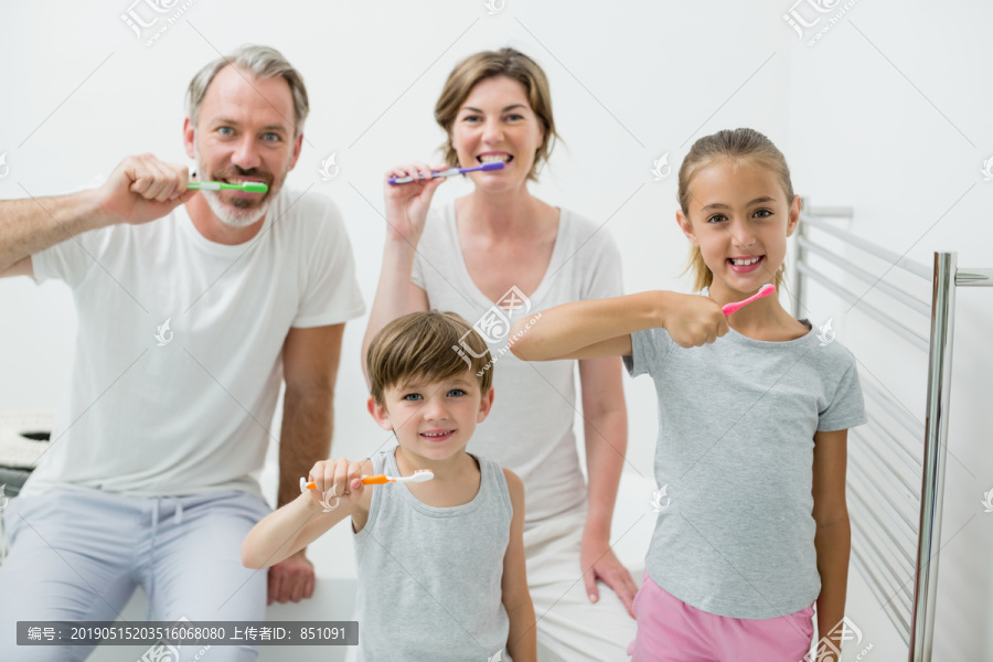 夫妻在家用牙刷刷牙