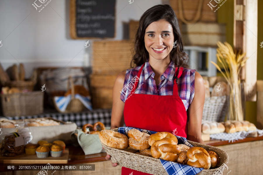 微笑的面包店女员工
