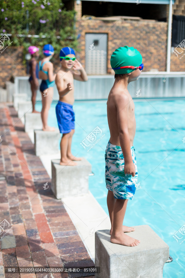 在泳池里游泳的孩童