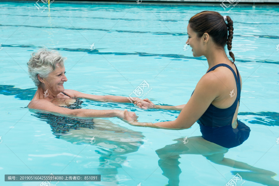 泳池里的健身女性和老年人