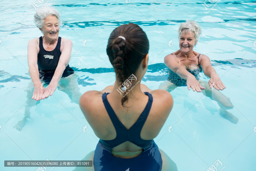 泳池里的健身女性和老年人