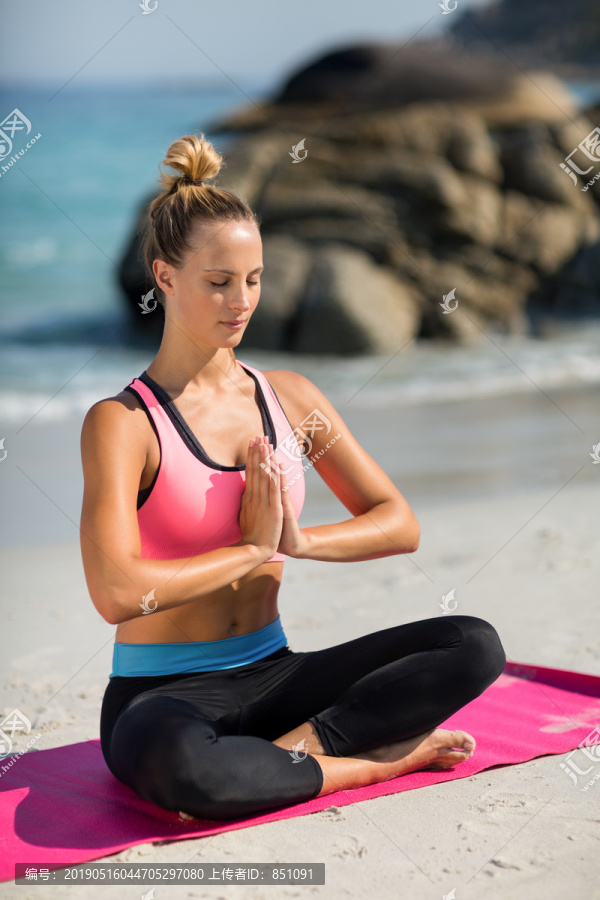 海边做瑜伽运动的人