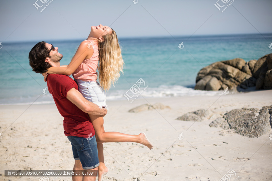 海边旅游的情侣