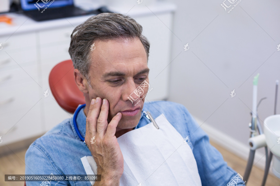 接受治疗的牙痛患者