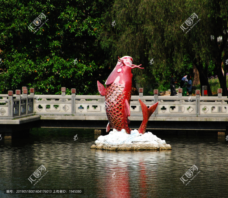 红鲤鱼雕塑