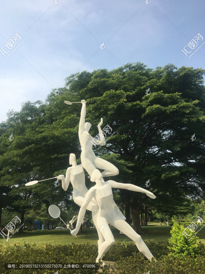 三个打羽毛球的运动员雕塑