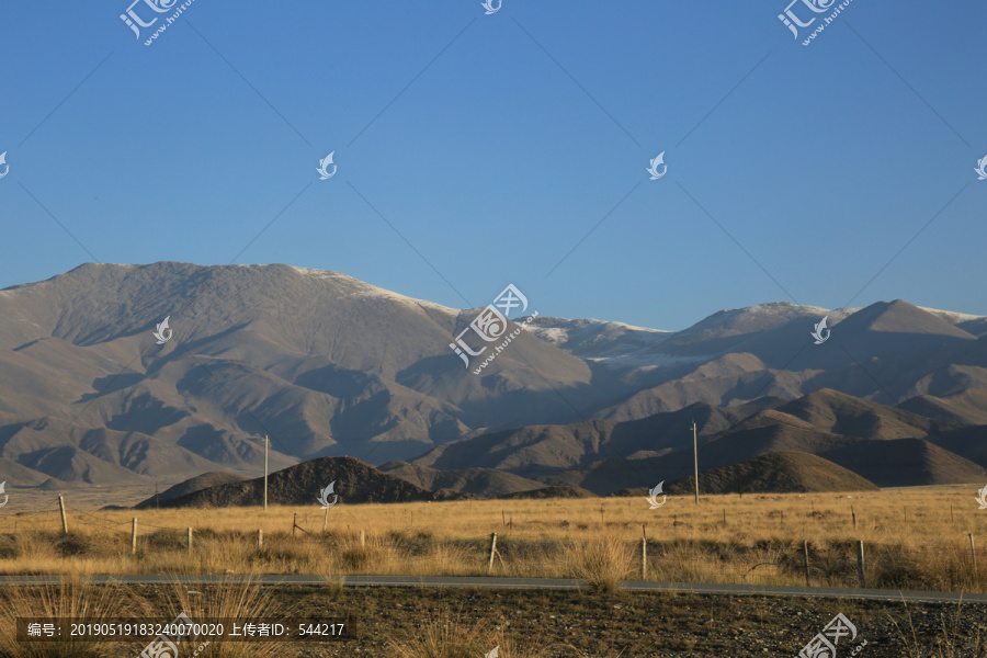 连绵不尽的雪山山峰