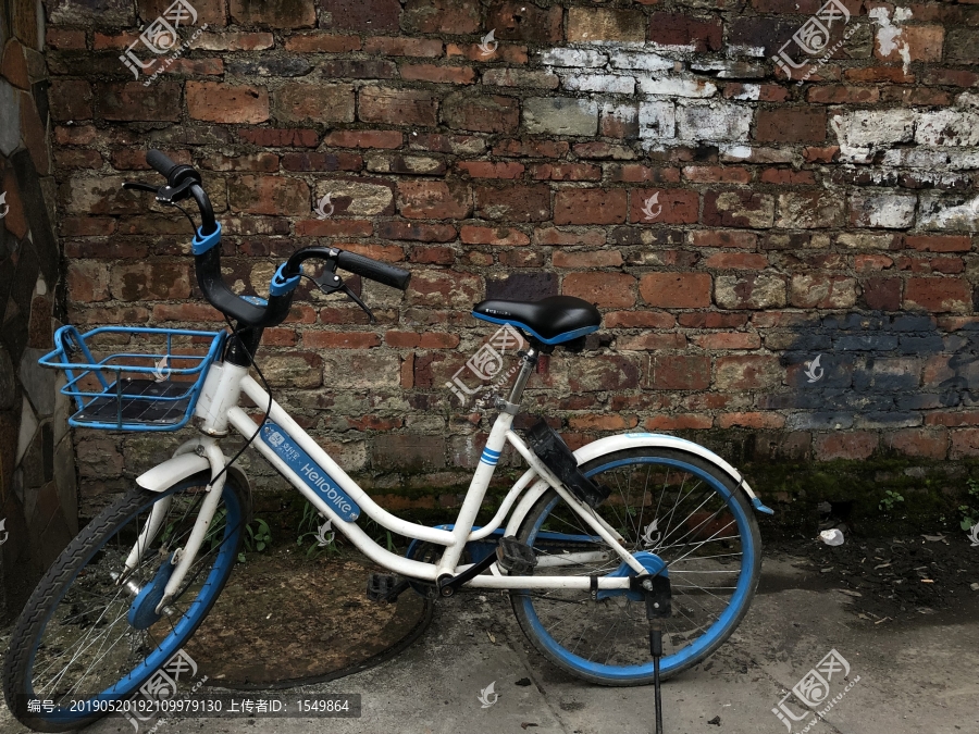 停靠在红砖墙下的共享单车