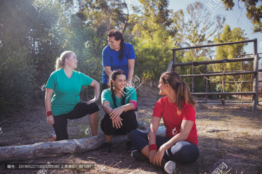 一群女人在训练营里相互交流