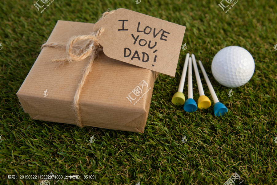 高尔夫球场上父亲节礼品盒与文字