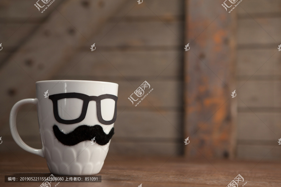 画胡子和眼镜的咖啡杯