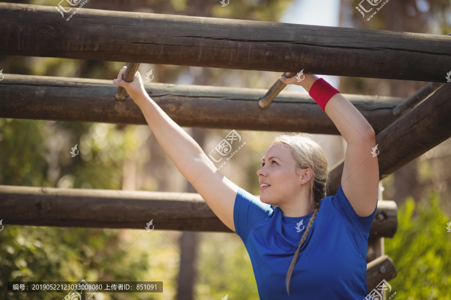 一个坚定的女人在猴栏上锻炼