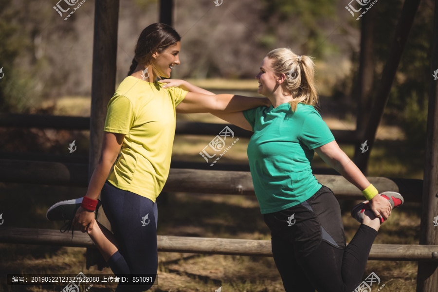 新兵训练营障碍训练中的快乐女性