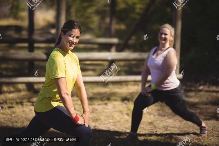 训练营里锻炼的女人