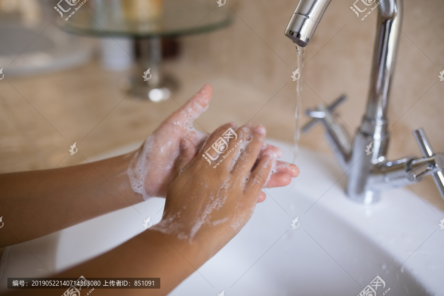 浴室里洗手的母女