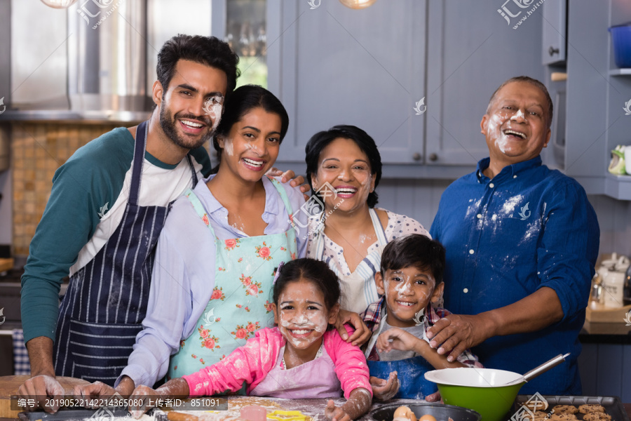 多代家庭在家厨房一起做饭