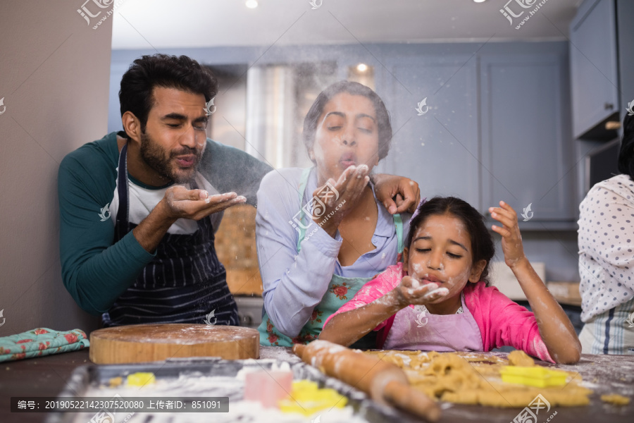 多代家庭在家厨房一起做饭