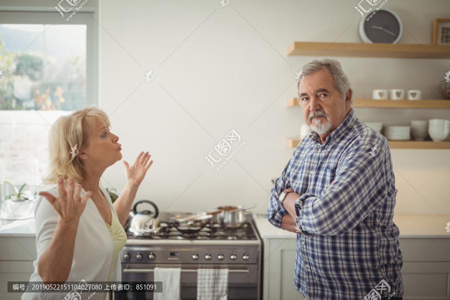 在厨房争吵的老年夫妇