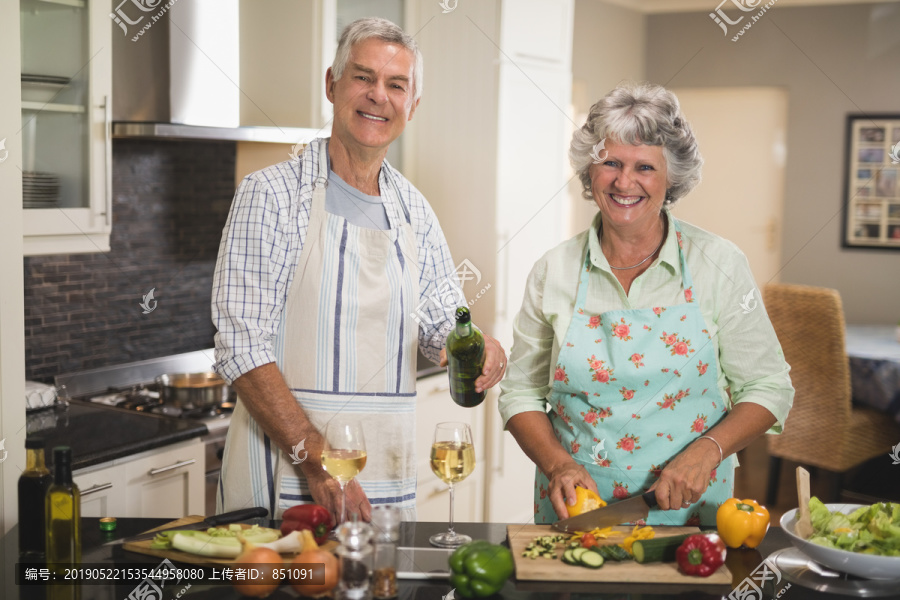厨房里幸福的老年夫妇