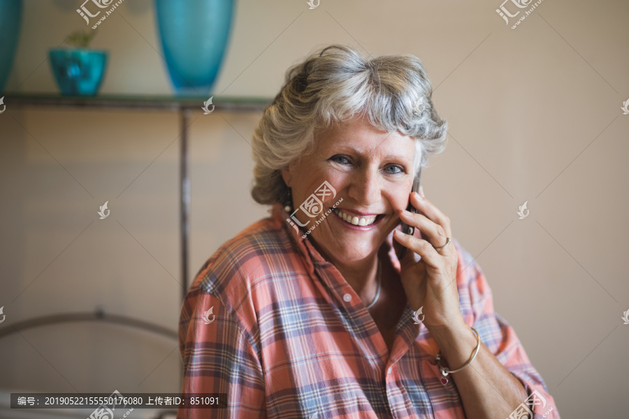 老年妇女在家里打电话