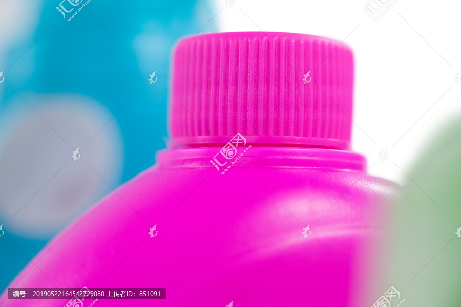 白底粉红洗涤剂容器特写
