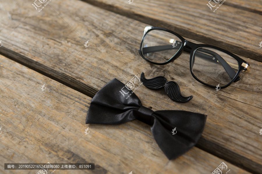 木桌子上的眼镜和蝴蝶结