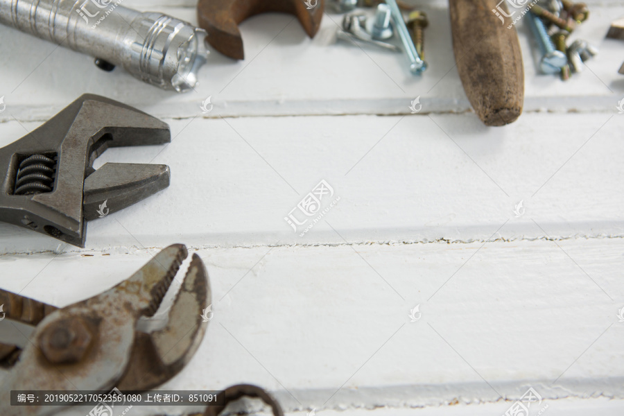 木桌上摆放的生锈工具