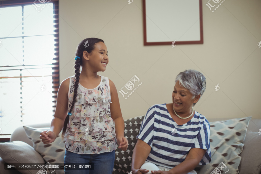 奶奶和孙女在客厅玩得很开心
