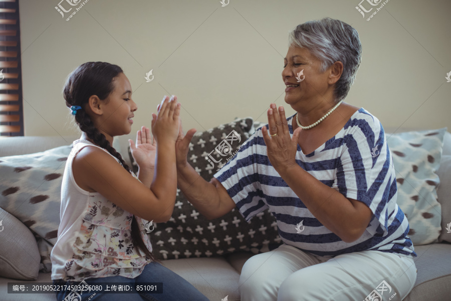 奶奶和孙女在家里客厅玩得开心