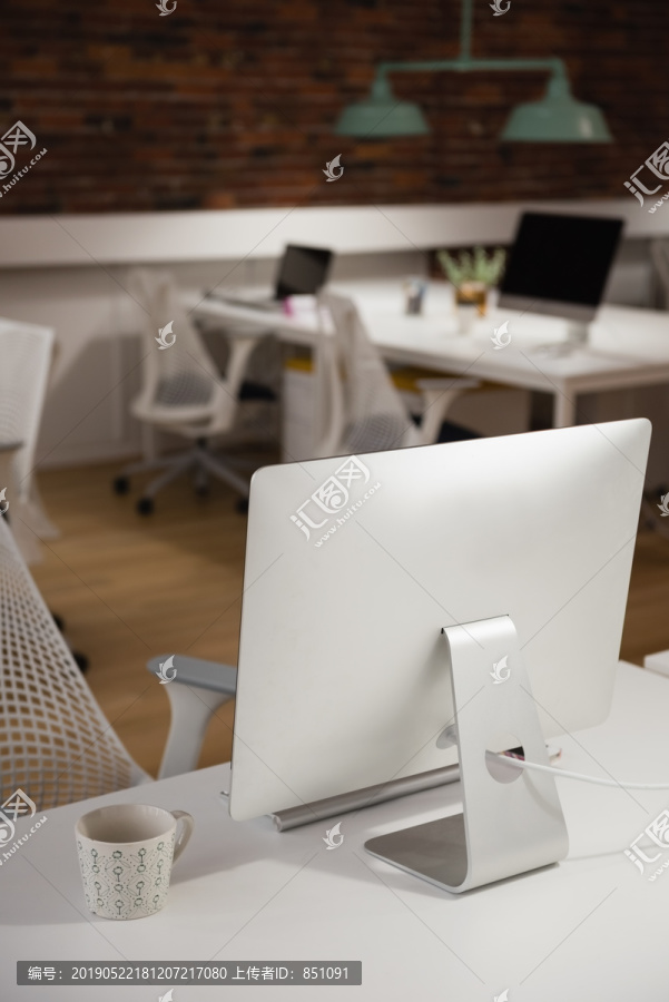 办公室桌上的电脑和茶杯