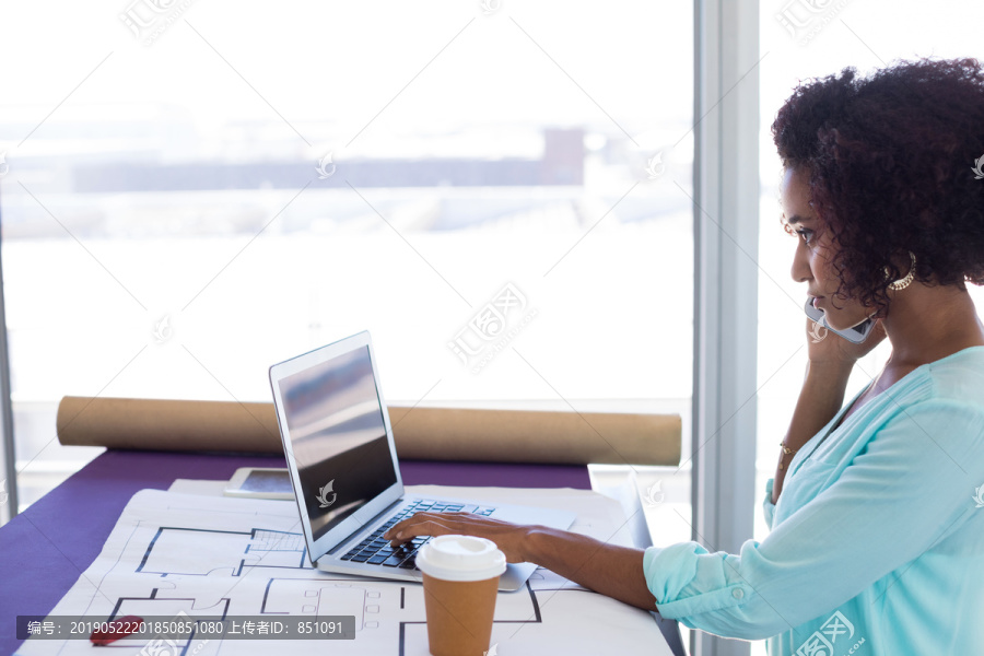 女建筑师在办公室用电脑工作