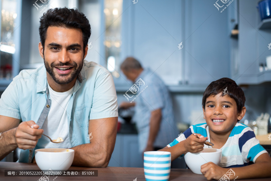 吃早餐的父子俩
