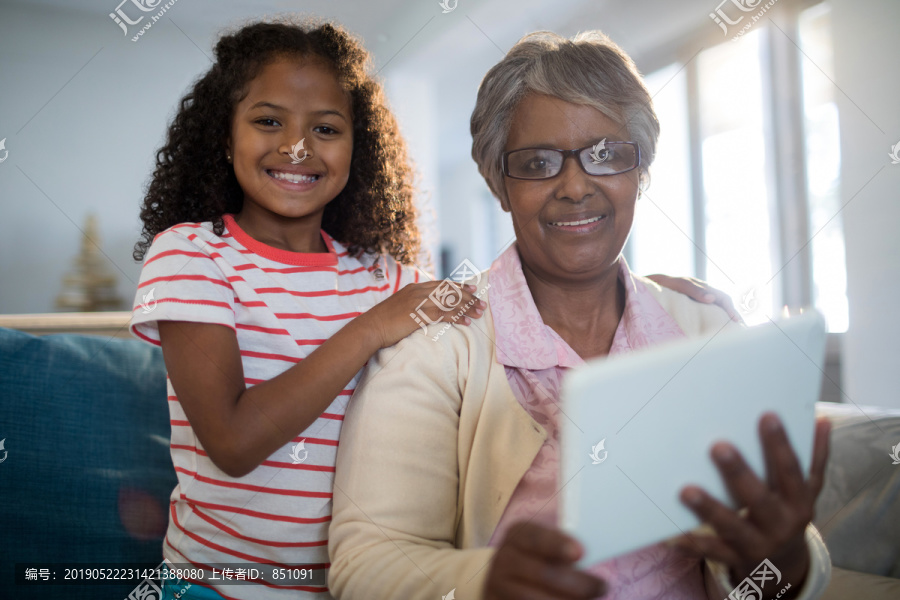 微笑的孙女和祖母在客厅里玩耍