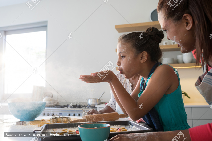 在厨房准备美食的母女