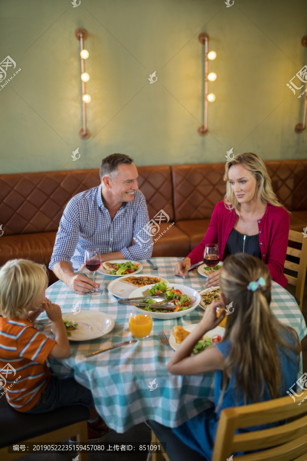 在餐馆吃饭的幸福家庭