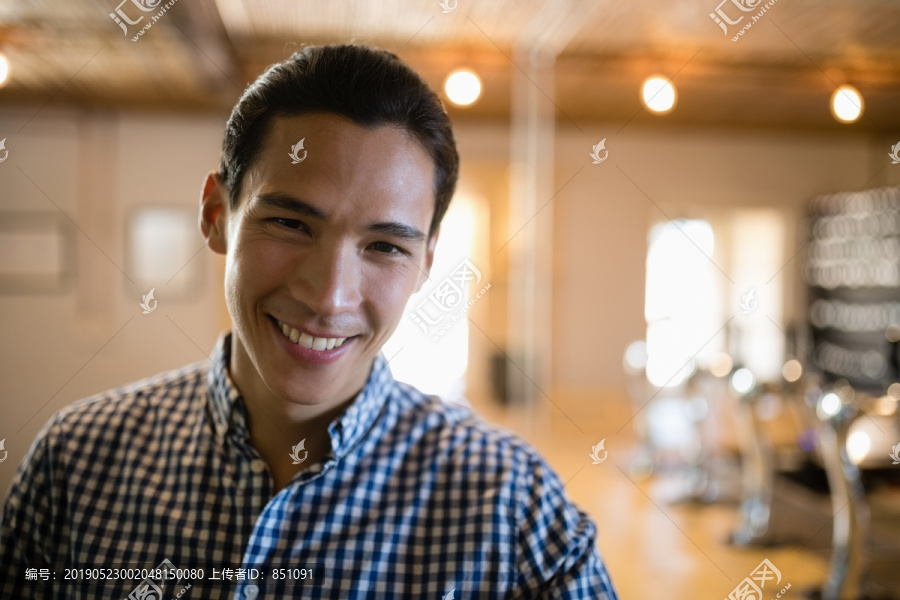 餐厅柜台微笑男子画像