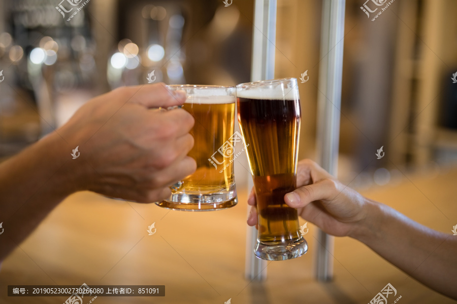 在吧台喝啤酒的幸福夫妻