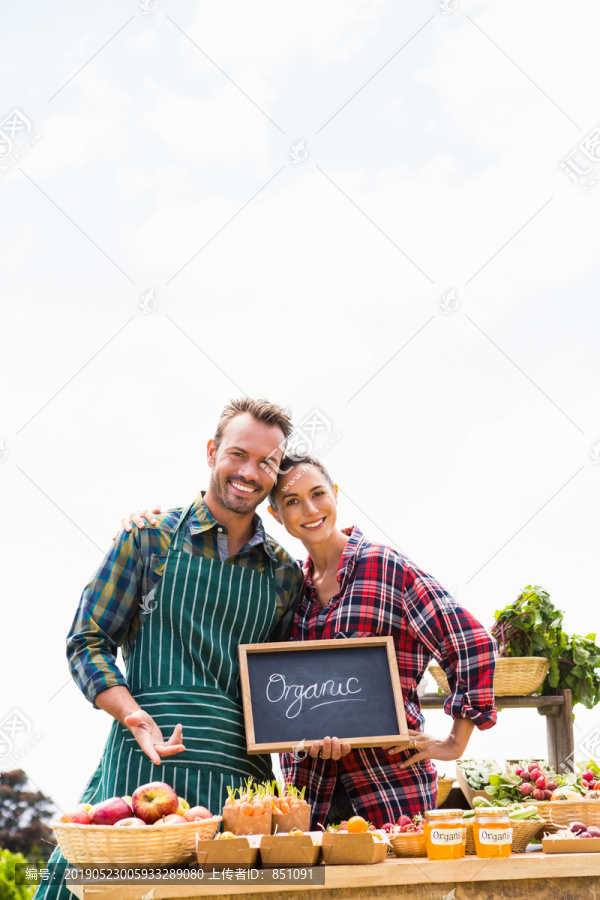 农场卖有机蔬菜的年轻夫妇
