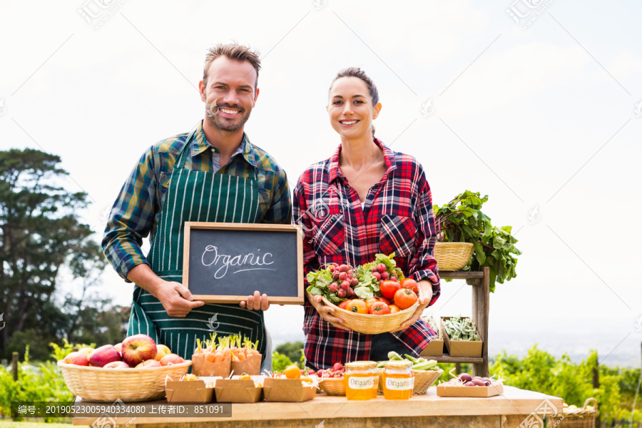 农场卖有机蔬菜的年轻夫妇