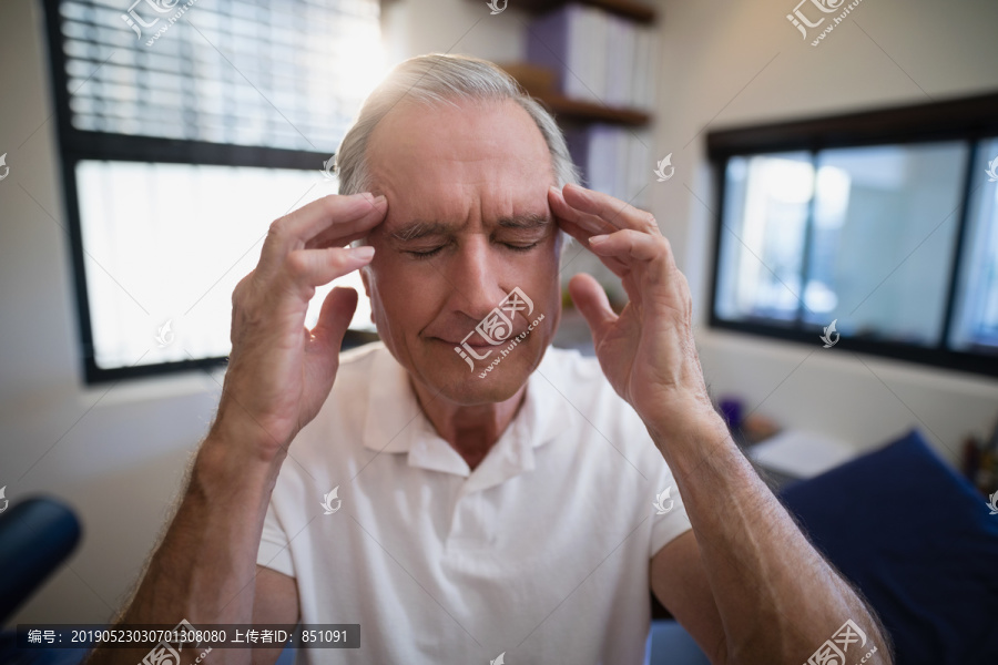 老年男性头痛时抱头