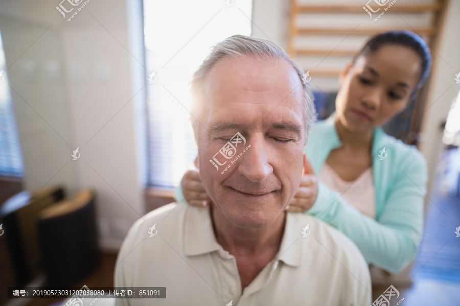 老年患者接受治疗师的颈部按摩