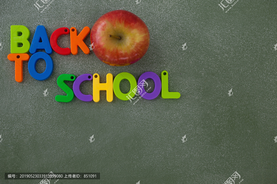 黑板上的字母方块和苹果