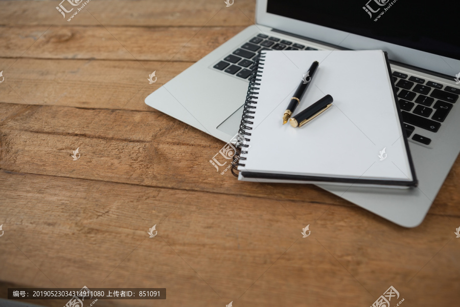笔记本电脑笔和日记