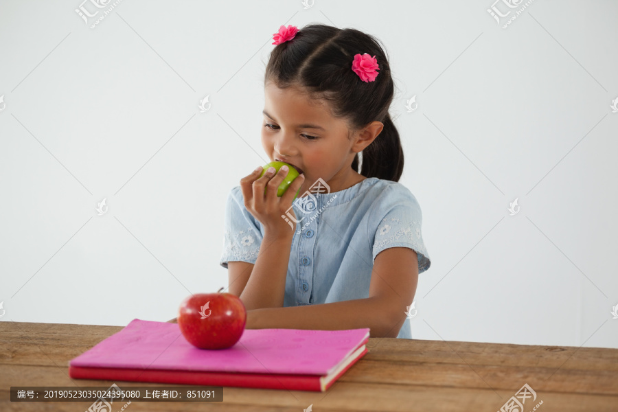 吃苹果的小女生