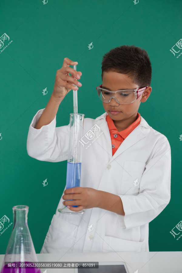 专心的男生在实验室做化学实验