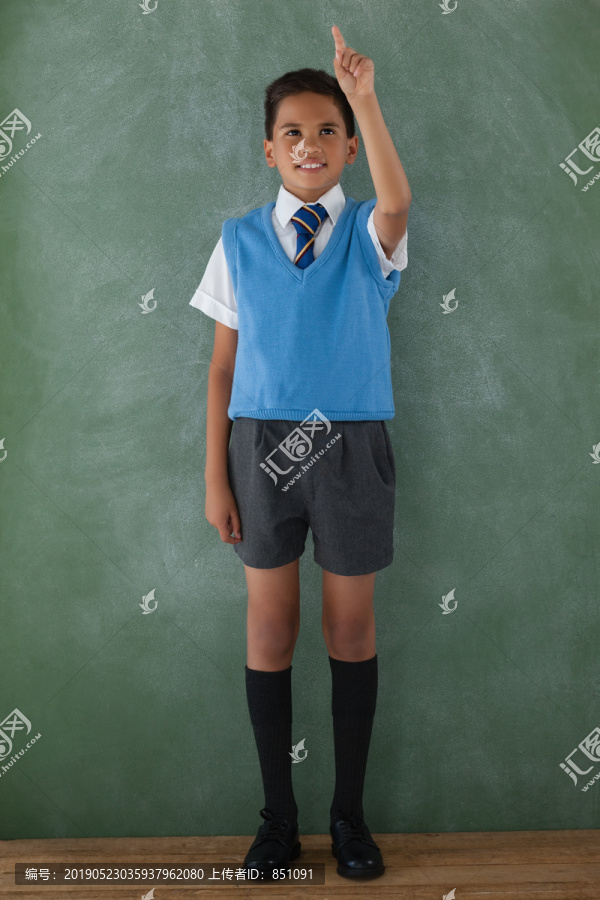 男生在教室里举手