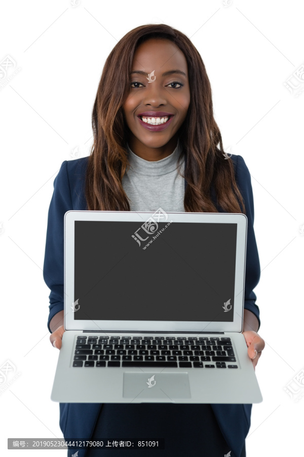 拿着电脑的女人