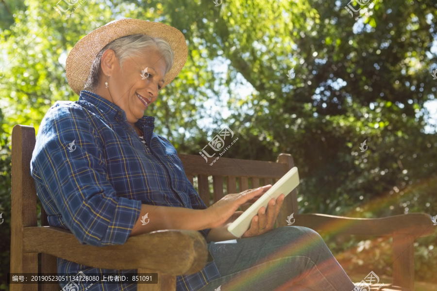长椅上看书的老妇人